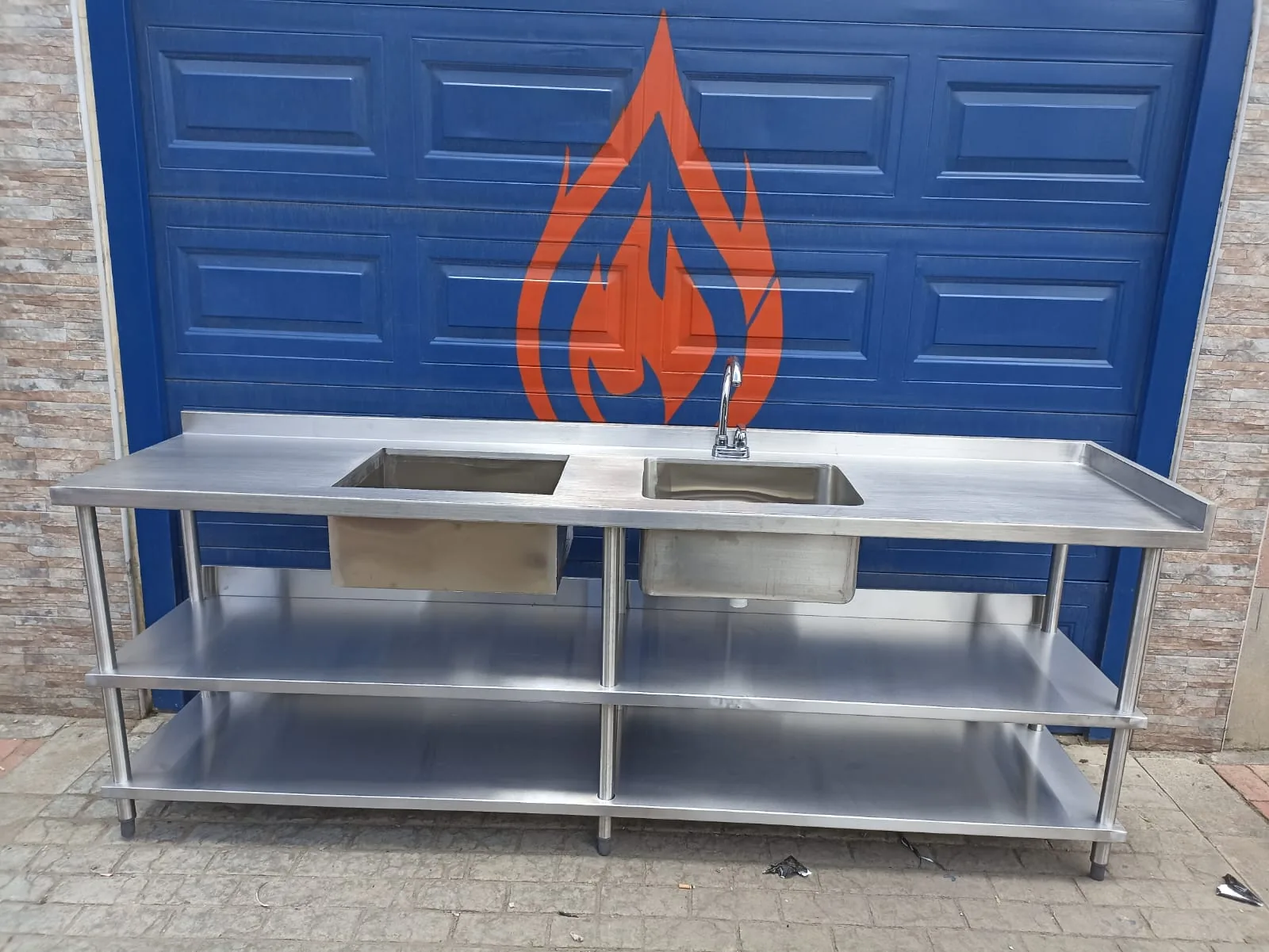Mesón con hielera y poceta