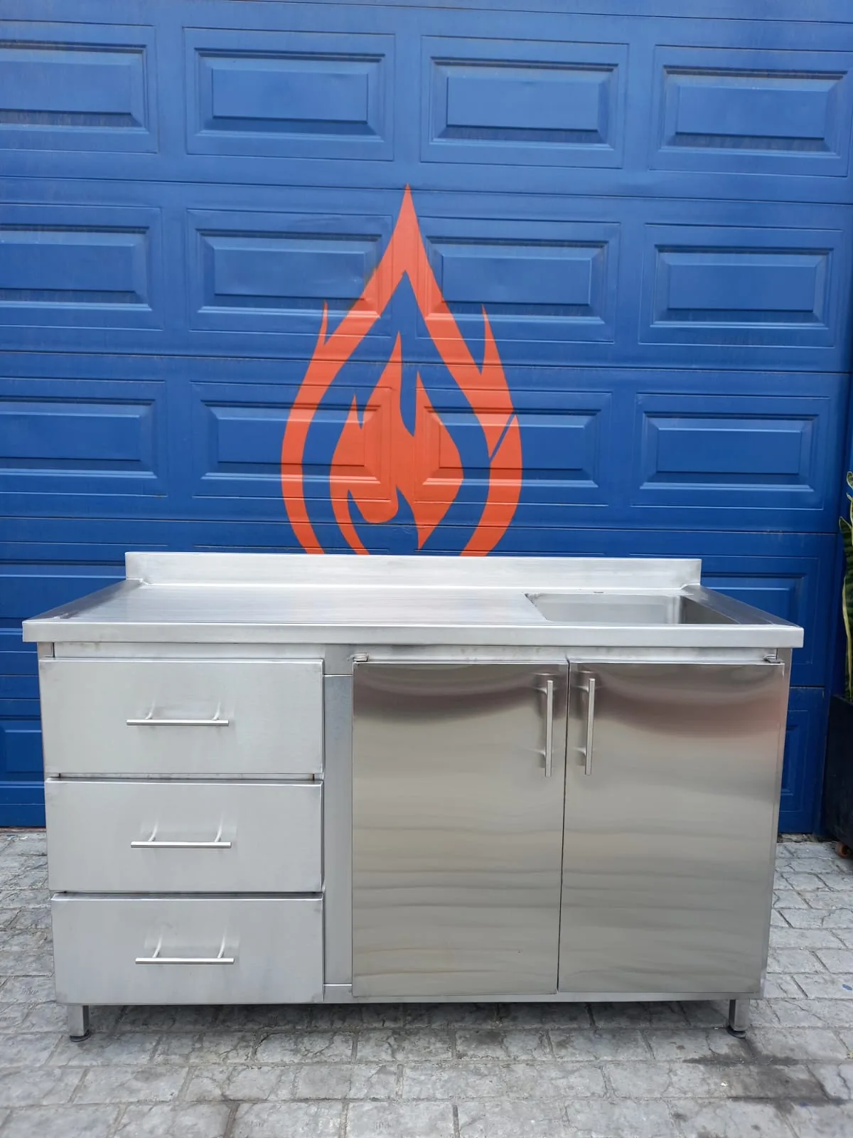 Mueble con puertas y cajones