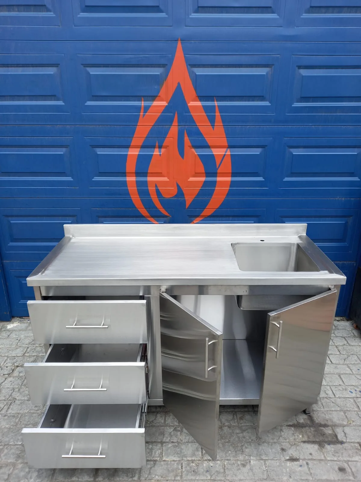 Mueble con puertas y cajones - miniatura 1