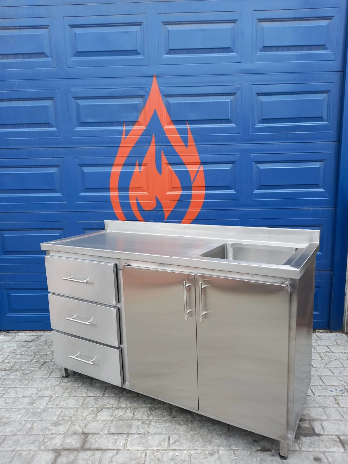 Mueble con puertas y cajones - miniatura 2